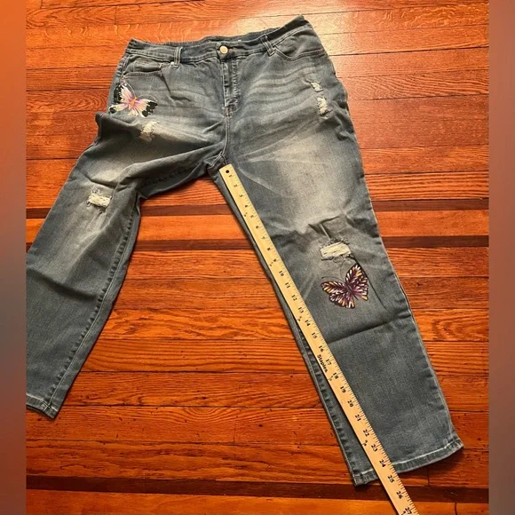 Chico’s Girlfriend Crop Jeans Hand Painted Butterfly Stretch Sz 2.5(M)34”waist - Picture 3 of 13